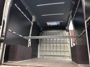 Led osvětlení, kotvící tyče, airline lišty, stropní deska, překližkové kryty podběhů, střešní okno