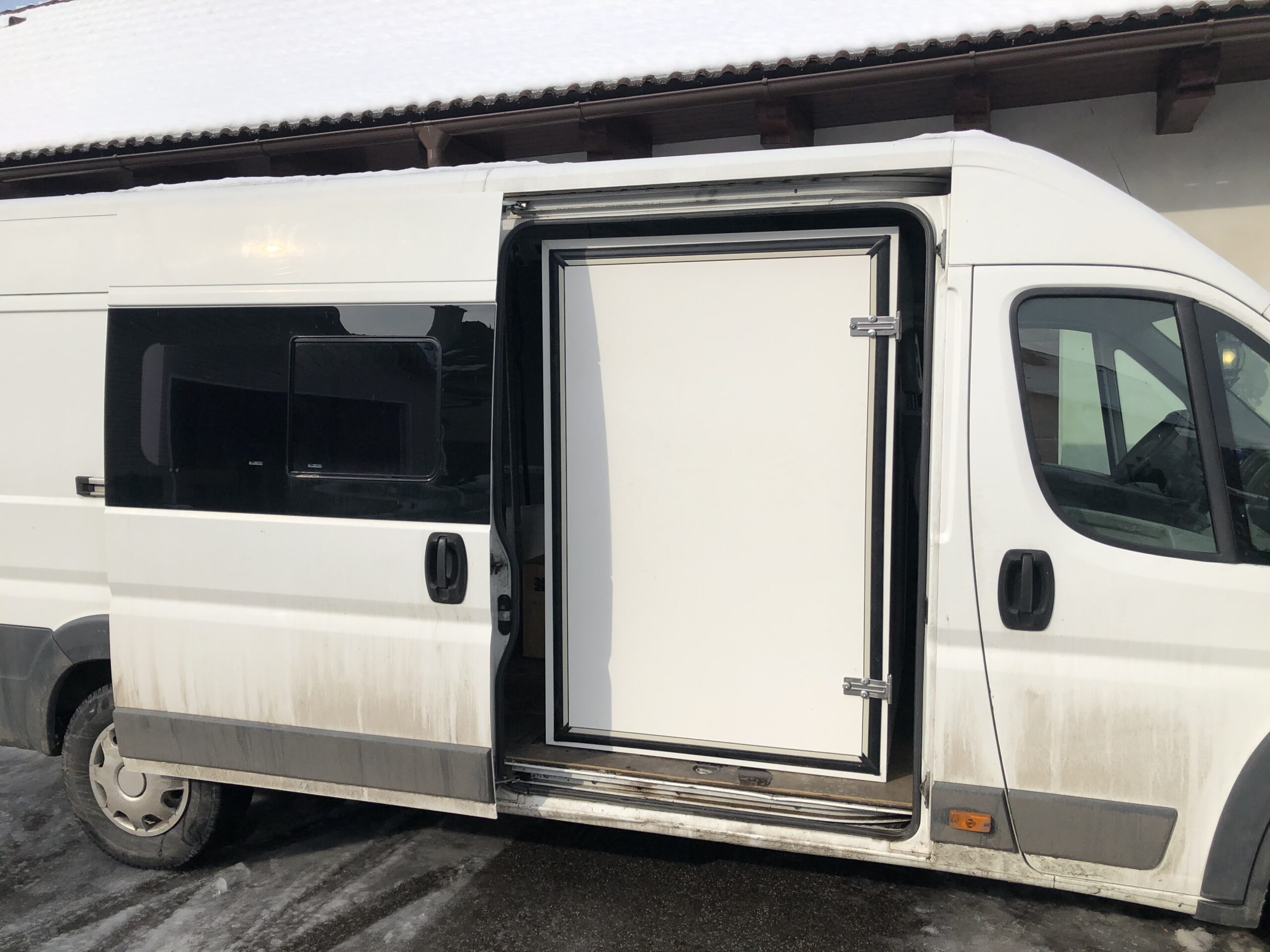 Izotermický box s chladící jednotkou poháněnou na 12V baterii